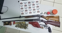 A Polícia apreendeu um arsenal em uma residência, em Nhandeara; apesar de ser pego em flagrante o dono das armas pagou fiança e foi solto  (Foto: Divulgação)