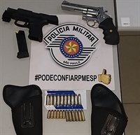 Armas apreendidas com o motorista em Guararapes (Foto: Divulgação/Polícia Militar)