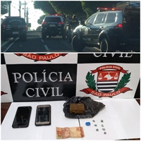 os policiais apreenderam sete pedras de crack e uma porção de maconha embalada e pronta para a venda (Foto: DISE de Votuporanga)