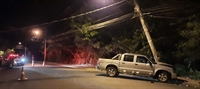 Um motorista foi socorrido após bater em um poste na avenida Da Saudade, na zona Sul de Votuporanga, na noite do domingo (27) (Foto: Reprodução)