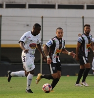 O lateral direito, Léo Cunha, sentiu dores no joelho durante os treinos da semana e não entrará em campo hoje (Foto: Rafael Bento/CAV)