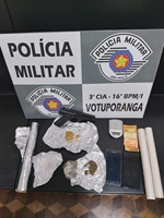 Os dois criminosos foram detidos após uma ação policial no bairro São João; drogas e uma arma falsa foram encontradas com eles (Foto: Divulgação)