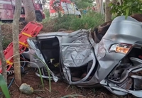Família inteira morre após carro capotar na rodovia e bater em árvore 