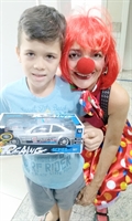 A dupla distribuiu sorrisos, abraços, beijos e presentes por onde passou (Foto: Santa Casa de Votuporanga)