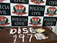 Com o homem de 46 anos foram localizadas 253 porções de drogas, além de dinheiro proveniente do tráfico de entorpecentes (Foto: Divulgação/Polícia Civil)