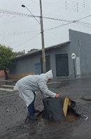 Moradores de Votuporanga colocam sofá dentro de buraco em cruzamento da zona Norte