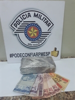 Com o traficante de 28 anos, a equipe da Força Tática de Votuporanga apreendeu um tijolo de maconha e dinheiro (Foto: Divulgação/Polícia Militar)