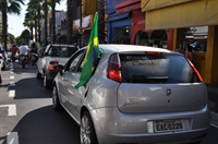 Em apoio à greve dos caminhoneiros, motoristas de carros, motos e vans realizaram carreata (Foto: Aline Ruiz/A Cidade)