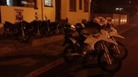 Os três indivíduos e as quatro motocicletas foram conduzidos para a Central de Flagrantes (Foto: Divulgação/Polícia Militar)