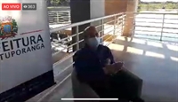 Prefeito João Dado durante a coletiva (Reprodução/A Cidade)