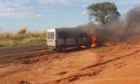 Van pega fogo em rodovia que liga Cardoso a Riolândia (Foto: Reprodução)