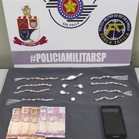 Debaixo da árvore, num terreno baldio no Paineiras, os policiais encontraram 50 porções de crack e seis de cocaína (Foto: Divulgação/PM)