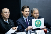 O prêmio, no valor de R$ 62.500,00, foi entregue pelo Secretário de Estado de Agricultura e Abastecimento, Gustavo Junqueira (Foto: Prefeitura de Votuporanga)