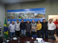 O parlamentar foi recebido pelo prefeito João Dado no Paço Municipal; membros da Rumo ALL também participaram do encontro