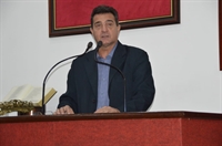 O presidente da Câmara Municipal - vereador Osmair Ferrari defende o seu projeto na tribuna legislativa (Foto: Câmara)