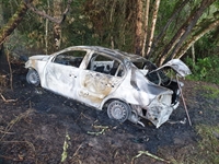 Carro da vítima foi encontrado incendiado em Tanabi (Foto: Arquivo Pessoal)