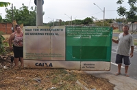 Os irmãos João Antônio e Benice afirmaram que os concretos das tubulações estão na avenida desde o início da construção (Foto: Gabriele Reginaldo/A Cidade)