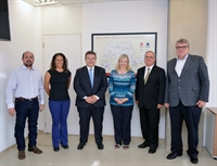 Prof. Aimar Rodrigo Goutier Camargo (coordenador do curso de Agropecuária da ETEC-Votuporanga); Josie Priscila de Jesus (responsável pela área de Gestão de Parcerias e Convênios do Ceeteps - Centro Estadual de Educação Tecnológica Paula Souza); Deputado Estadual Carlos Eduardo Pignatari; Profa. Dra. Laura Laganá (diretora superintendente do Ceeteps); Dr. Celso Luiz Alves dos Santos (Diretor-Presidente da FEV); e Prof. Dr. Rogério Rocha Matarucco (Reitor da UNIFEV).