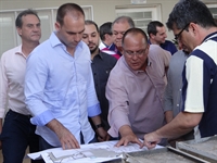 Eduardo Bolsonaro esteve em Votuporanga nesta quinta-feira (21) em visita à Santa Casa (Foto: Aline Ruiz/A Cidade)