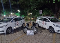 A Polícia Militar flagrou a dupla no momento em que um deles ainda tentava fugir com uma moto na rua Tibagi (Foto: Polícia Militar)