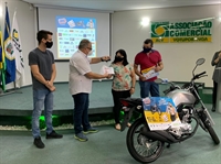 Elenira Parra, moradora de Votuporanga, comprou na Onix Ótica e Joalheria e acabou ganhando a moto 0km (Foto: A Cidade)
