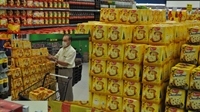 Preço do panetone aumentou quase 26% em comparação a 2020; apesar da alta do preço, o senhor Milton Coelho comprou três para seus funcionários (Fotos: A Cidade)