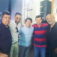 O cantor Rick, que fez dupla com Renner, vítima de um lamentável acidente aéreo nesta semana. Na foto, uma recordação de suas passagens por Votuporanga. Aparecem Marcinho Costa, Beto Café, o cantor Giovani (dupla com Gian), este colunista e o saudoso Rick (Foto: Arquivo)