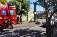 Acidente entre motos deixa dois feridos em cruzamento perigoso de Votuporanga