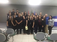 Durante o encontro, os universitários do 7º período organizaram uma exposição para retratar a importância da data (Foto: Unifev)