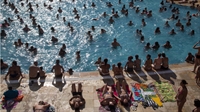Paulistanos aproveitam o dia ensolarado na piscina do Sesc Belenzinho (Foto: Amanda Perobelli/Estadão)