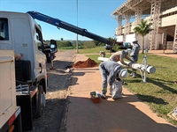 Empresa contratada pela Prefeitura de Votuporanga iniciou a instalação dos postes (Foto: Da assessoria)