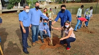 Entre os que participaram da ação estavam o superintendente da Saev, Alberto Casali, e a bióloga Elizabeth Rodrigues Dias do Prado (Foto: Saev Ambiental)