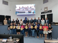 Todas as merendeiras da rede municipal de ensino de Votuporanga receberam um "Voto de Congratulação” da Câmara Municipal (Foto: Assessoria)