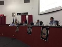 O assessor de gabinete Deosdete Vechiato apresentou os números da Administração Municipal aos parlamentares (Foto: A Cidade)
