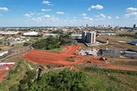 Etapa de aterramento e terraplanagem já está praticamente concluída e agora uma nova empresa irá concluir o prolongamento (Foto: A Cidade)