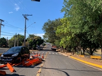 A carga de chapas de ferro se desprendeu da carroceria de um caminhão e provocou um acidente na Nasser Marão; ninguém se feriu  (Foto: A Cidade)