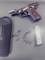 A pistola, semiautomática calibre 380, foi encontrada na camionete de advogado, na Vila Marin, região Central de Votuporanga (Foto: Reprodução)