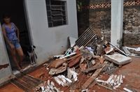 Joana Miamoto contou que durante a chuva o muro da frente caiu próximo dela e do marido, Mário Miamoto (Foto: Aline Ruiz/A Cidade)