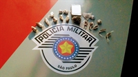 A Força Tática de Votuporanga apreendeu diversas porções de maconha com o adolescente de 16 anos (Foto: Divulgação/Polícia Militar)