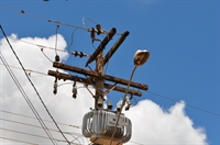 Após denúncia de moradores de um fio que corre risco de queda na Chácara das Paineiras, enfim, o problema será resolvido, afirma Elektro  (Foto: A Cidade)