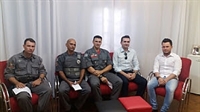 Estiveram presentes o 3.º sargento da Polícia Militar, Sidmar Lúcio de Moraes, o investigador Jairo Gabaldi Pereira (representando o delegado Elízio Aparecido Ferreira), Renan Marcel Alves, da Polícia Militar Ambiental e o 1.º sargento Matta, do Corpo de Bombeiros (Foto: Divulgação/Prefeitura de Votuporanga)