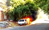 As chamas destruíram o veículo (Foto: Foco News)