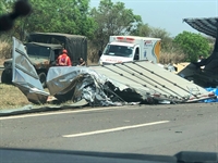 Segundo o Corpo de Bombeiros, carga que está tombada não tem risco de explosão — Foto: Arquivo Pessoal