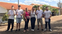 Tiago Valeriano Faquim, Gabriel Felipe dos Santos Reis, Layane Guimarães Borges (professora de física e orientadora), Luciana Aparecida de Carvalho (coordenadora pedagógica), Gustavo Ramos Iugas, Hector Henry Torres Pires   (Foto: Divulgação)