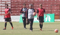 Técnico Donizete caminha no gramado do Gilbertão ao final do treino do Linense, adversário da Alvinegra neste domingo (Foto: Emerson Secco)