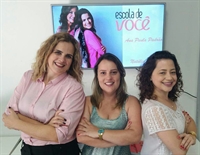 A personal organizer Caroline Diniz ao lado das emabaixadoras da escola na cidade, Grazi Cavenaghi e Thaise Magossi (Foto: Arquivo Pessoal)