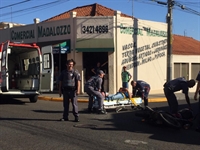 O Samu esteve no local para prestar socorro a motociclista, que foi encaminhada para a Santa Casa de Votuporanga  Foto: Érika Chausson/A Cidade