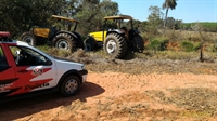 Os dois tratores foram abandonados em outra propriedade rural do município, dentro de uma mata Foto: Divulgação/Polícia Civil 