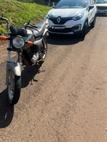 Carro bateu na traseira da motocicleta (Foto: Reprodução) 