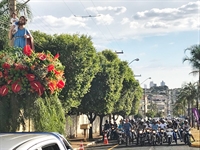 Veículos seguiram até a Paróquia São Cristóvão, localizada na avenida João Gonçalves Leite (Foto: A Cidade)
